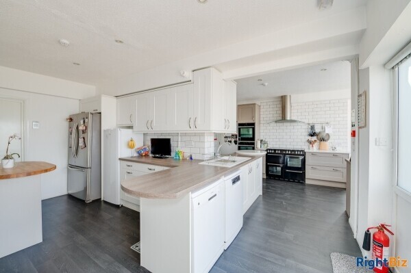 SUPERB 10 BED GUEST HOUSE - CHICHESTER Photo 6