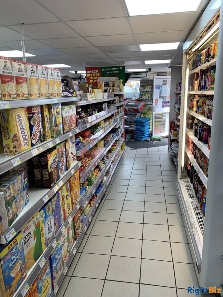 Taking £24,000 pw LICENSED CONVENIENCE STORE SWADLINCOTE, DERBYSHIRE Photo 6