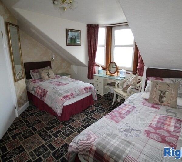 Excellent 5-Bedroom Guest House in Perth Photo 6