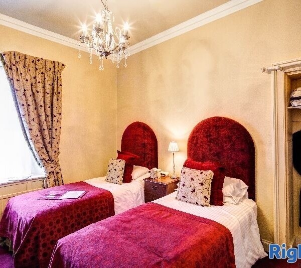 For Sale - Well Presented 6-Bedroom Guesthouse in Affluent Tourist Town in Central Scotland. Photo 6