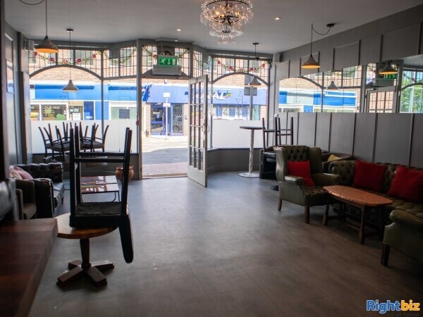 SURREY - BAR & COCKTAIL LOUNGE Photo 6