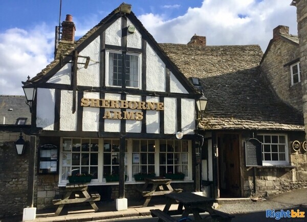 COTSWOLDS - HISTORIC MARKET SQUARE INN Photo 6