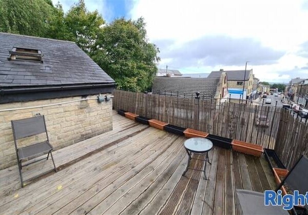 FREEHOLD Detached Bar in a Busy Market Town on the Outskirts of Leeds Photo 6