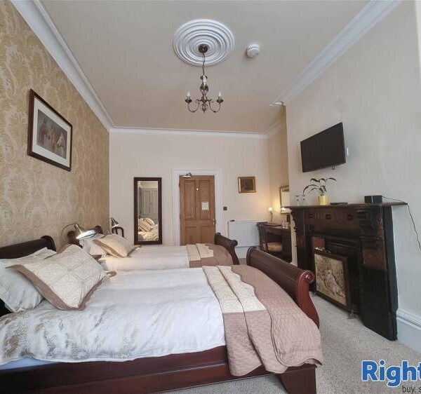 Luxurious Guest House in Whitby with Beach at end of the Road Photo 6