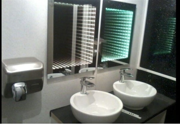 Beautifully Renovated Modern Bar with Comfortable Atmosphere & Accomodation Photo 6