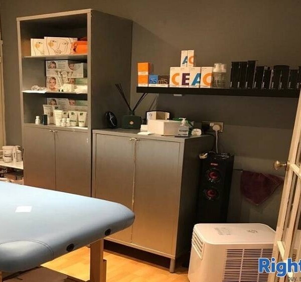 Well Established  Hair & Beauty Salon with 2 Bed Flat For Sale Photo 6