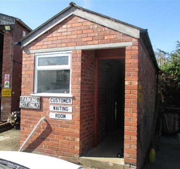 FREEHOLD GARAGE SERVICES WITH LETTED ACCOMMODATION - POWYS Photo 6