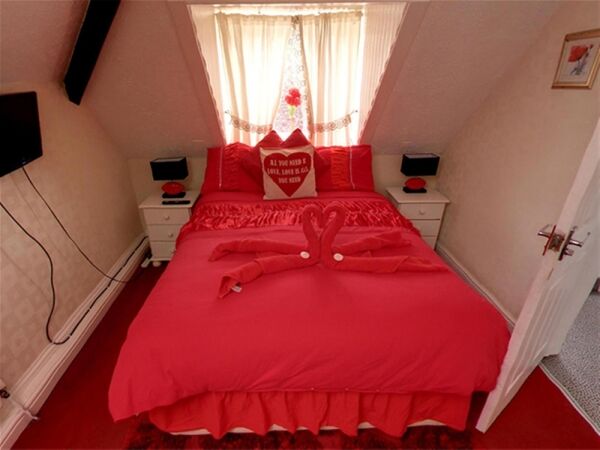 SUPERB 9 BEDROOM HOTEL & BAR - LINCOLNSHIRE Photo 6