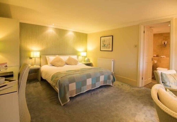 A beautiful, fully restored Georgian hotel for sale in the West Country. Photo 6