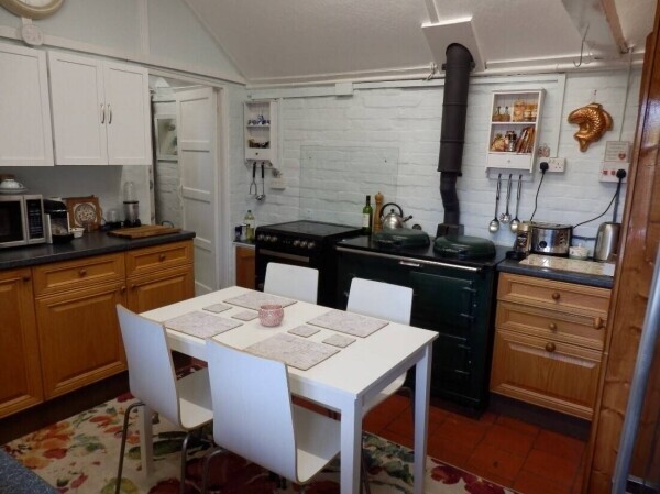 SOUGHT AFTER COUNTRY STORE - SUPERB 3/4 BEDROOM LIVING ACCOMMODATION - NEWBURY AREA, WEST BERKSRD Photo 6