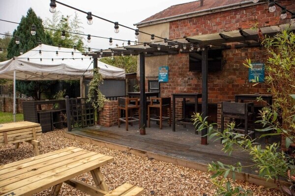 SURREY - PUB IN AFFLUENT HASLEMERE Photo 6