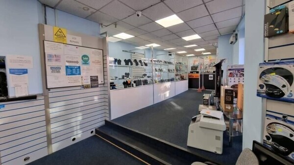 RETAILER OF ELECTRONIC DEVICES AND MONEY TRANSFER POINT Photo 6