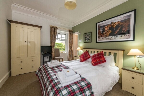 A Magnificent Bed and Breakfast with Traditional Tea Room in Stonehaven, Aberdeenshire. (ref 1497) Photo 6