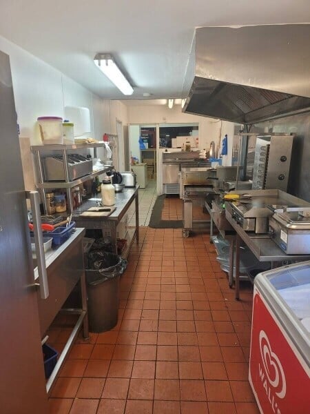 Fast food restaurant for sale. Caversham Reading . Low rent no rates long lease. Photo 6