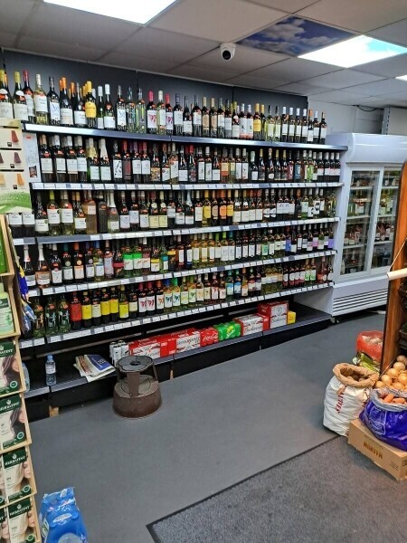 Off licence London big shop tobacco wines spirit Goldmine Photo 6