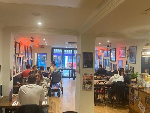 Breakfast pizza and burger restaurant for sale in London. Photo 1