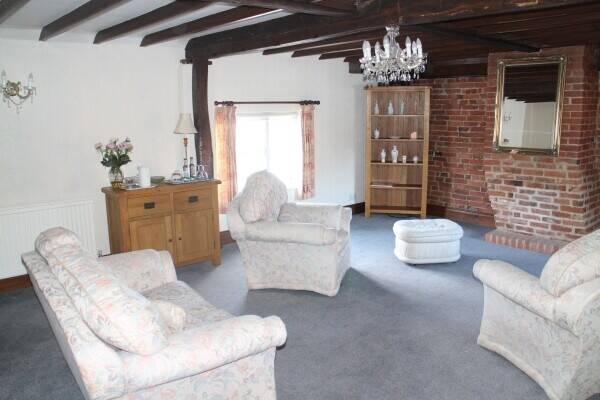SOUTH STAFFORDSHIRE - OUTSTANDING VILLAGE FREEHOUSE Photo 6