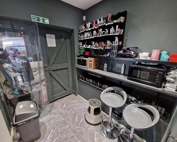 HAIR & BEAUTY SALON + 2-BED FLAT - BILLERICAY Photo 6