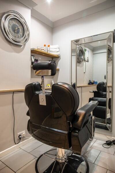 Beautifully presented hair salon located within prime trading location Photo 6