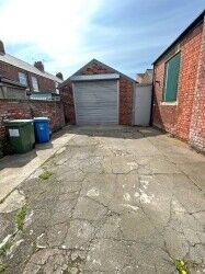 EAST YORKSHIRE, HULL- LARGE PUBLIC HOUSE Photo 6
