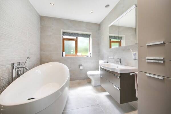 EQUESTRIAN - Yew Tree Bungalow provides an increasingly rare  opportunity to acquire a spacious Photo 6