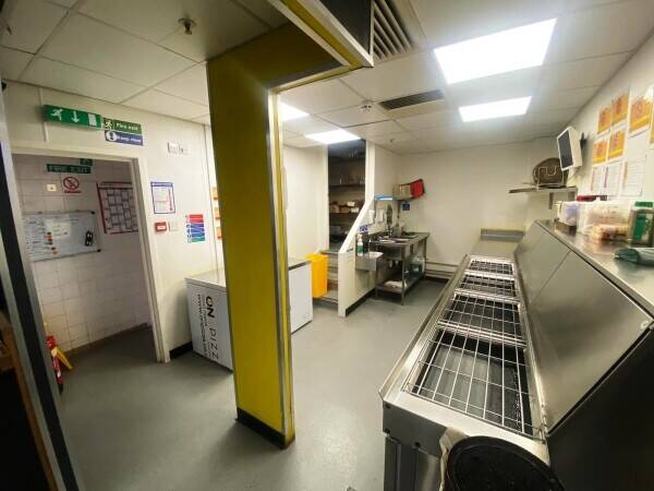 STAFF RUN PIZZA TAKEAWAY & DARK KITCHEN WITHIN SHOPPING CENTRE Photo 6