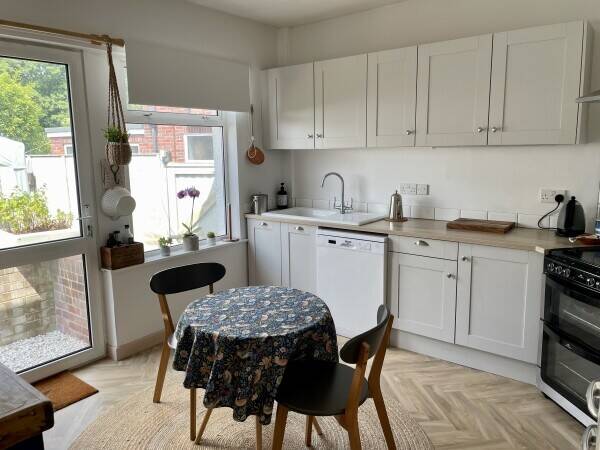 Established Cat Hotel and owners residence Photo 6