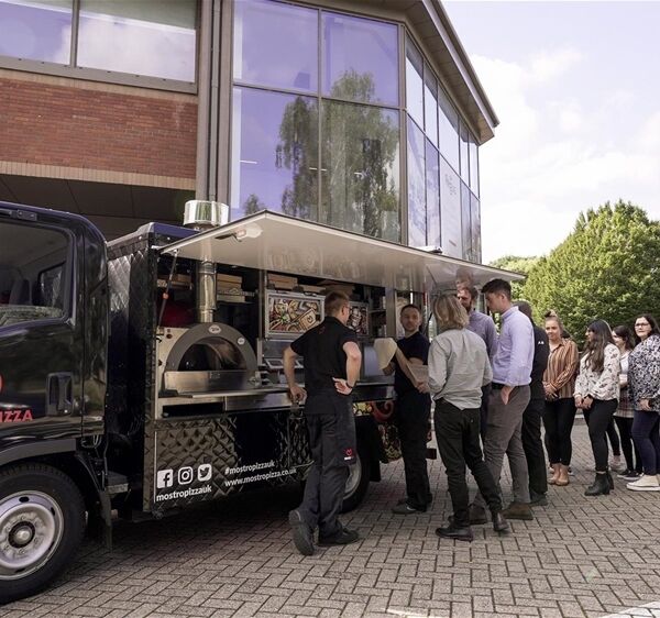 WORLDS FIRST PIZZA TAKEAWAY THAT COOKS PIZZA AT THE DOOR Photo 6