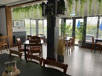 WILTSHIRE- CANAL & MARINA SIDE PUBLIC HOUSE Photo 6
