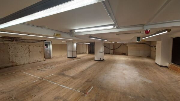 Vacant Retail Unit: High Street, Redbourn Photo 6