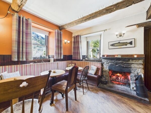 Traditional Village Inn in Stunning Loch Location Traditional Village Inn in Stunning Loch Location