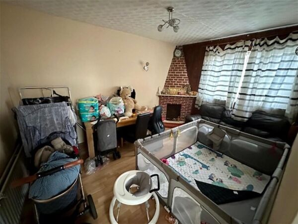 FREEHOLD CONVENIENCE STORES/LOTTERY & OFF LIC3 BED ACCOMMODATION - LAWNED REAR GARDEN Photo 5
