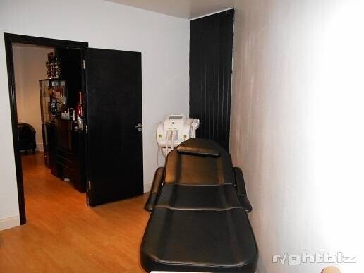 Large Tanning and Beauty Salon with 6 Rooms in a busy location. Reasonable offers invited. Photo 5