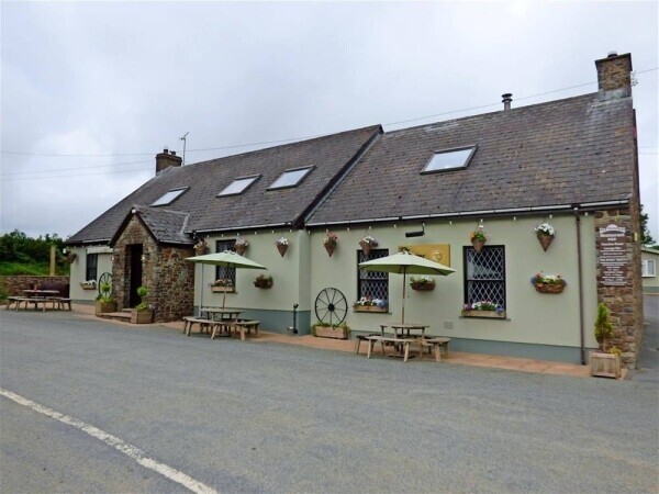 STUNNING PUBLIC HOUSE/RESTAURANT & FUNCTION VENUE WITH EXTENSIVE PRIVATE & GUEST ACCOMMODATION FOR SALE IN SOUTH WALES Photo 7