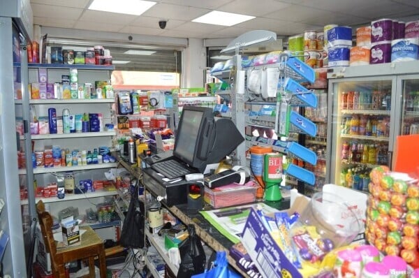 Established Double door spacious prominent location off licence in Stratford Photo 7