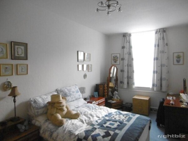 Retail Business with accommodation to let Photo 7