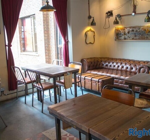 LONDON - PUB BY STATION & UNIVERSITY Photo 7