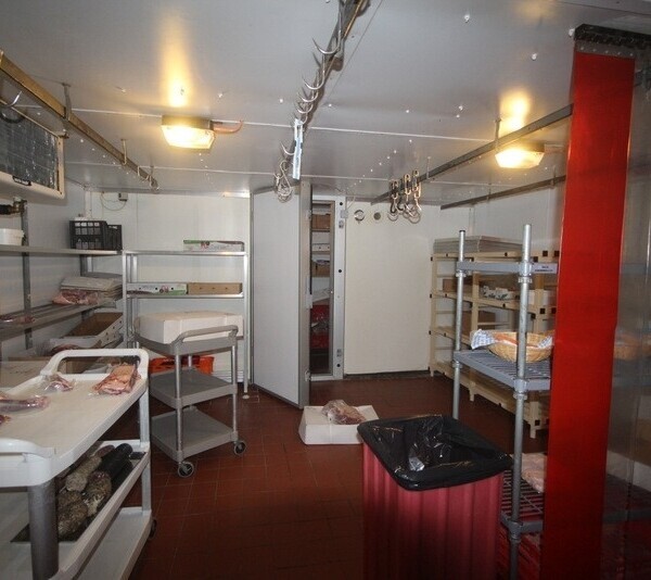 Class 3 Hot Food Takeaway / Cafe in Excellent Canalside Location for Lease Photo 7