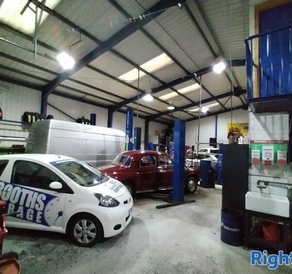 Well-established Garage with repeated custom Photo 7