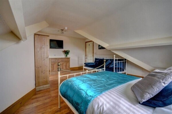 Hotel & Guest Houses For Sale in Whitby Photo 7