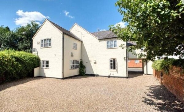 Freehold 7 Bedroom Guest House Located In Henley In Arden Photo 7