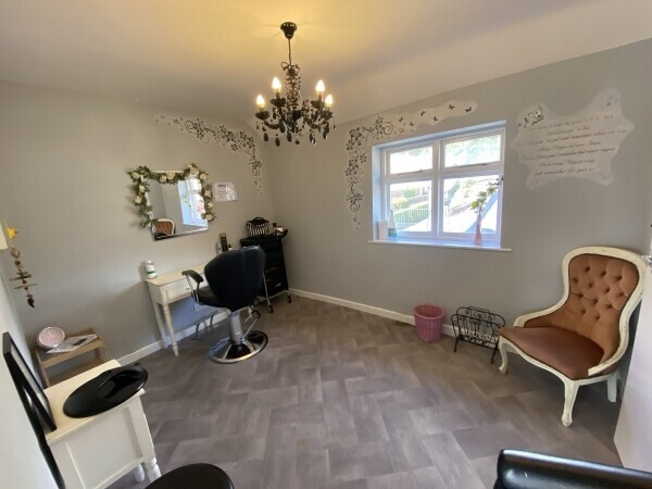 Leasehold hair and beauty salon for sale in the historic town of Amesbury Wiltshire Photo 7