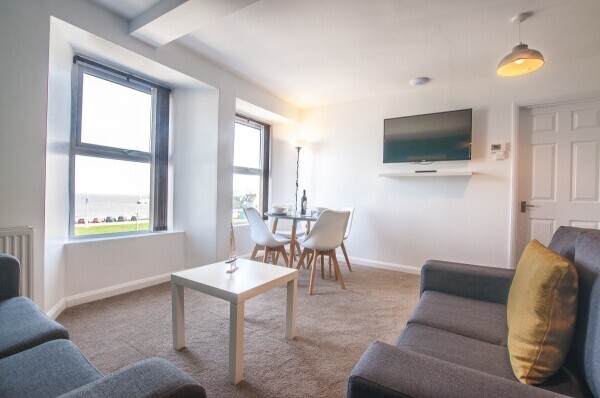 Exceptional holiday self catering business on Seafront; 7 apartments & cottage - managed remotely Photo 7