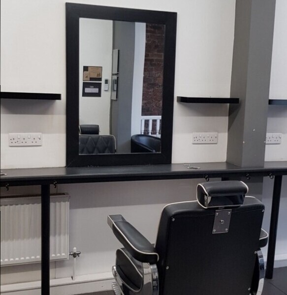 Hairdressers-Barbershop. Fully Fitted VERY low start-up costs. Photo 7