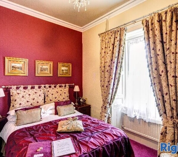 For Sale - Well Presented 6-Bedroom Guesthouse in Affluent Tourist Town in Central Scotland. Photo 7