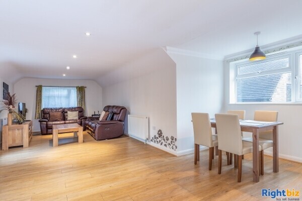 Post Office/Retail with Modern 2 Bedroom Flat Photo 7