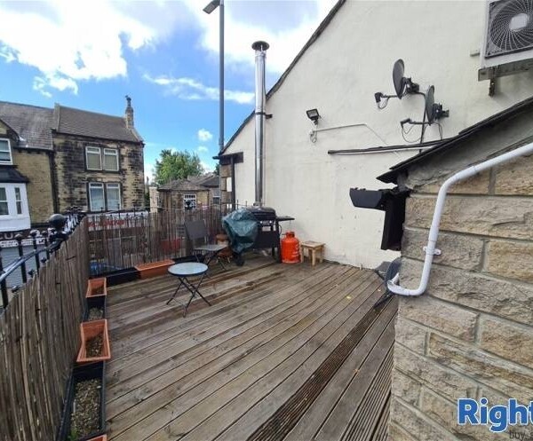 FREEHOLD Detached Bar in a Busy Market Town on the Outskirts of Leeds Photo 7
