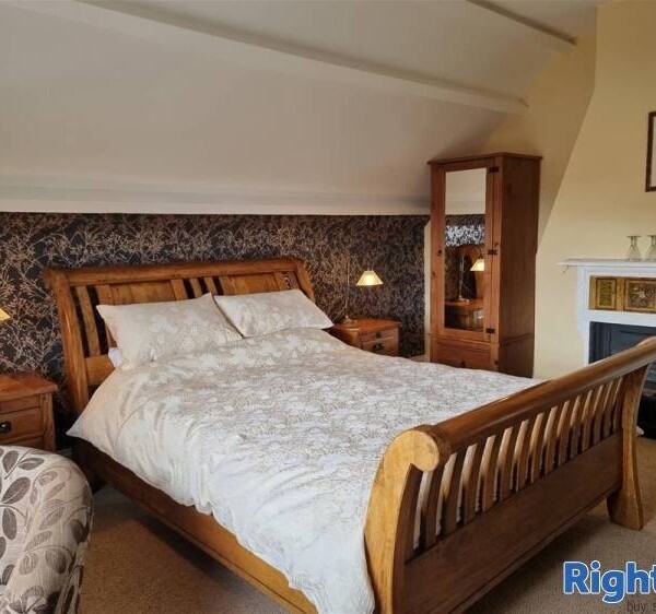 Luxurious Guest House in Whitby with Beach at end of the Road Photo 7
