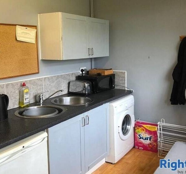 Well Established  Hair & Beauty Salon with 2 Bed Flat For Sale Photo 7