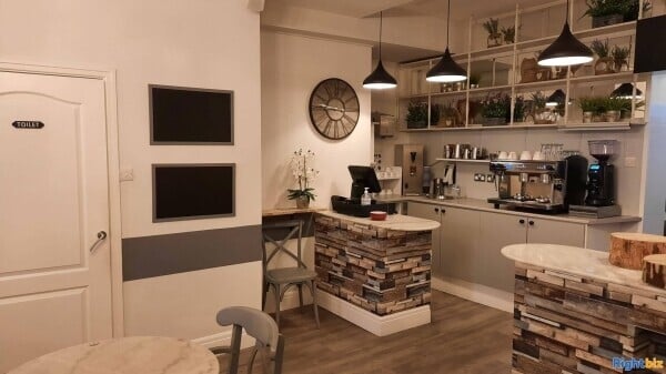 Well-known and Popular Licensed Café Photo 7